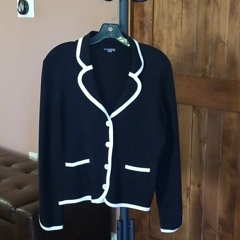 Beautiful Ann Taylor button down top.